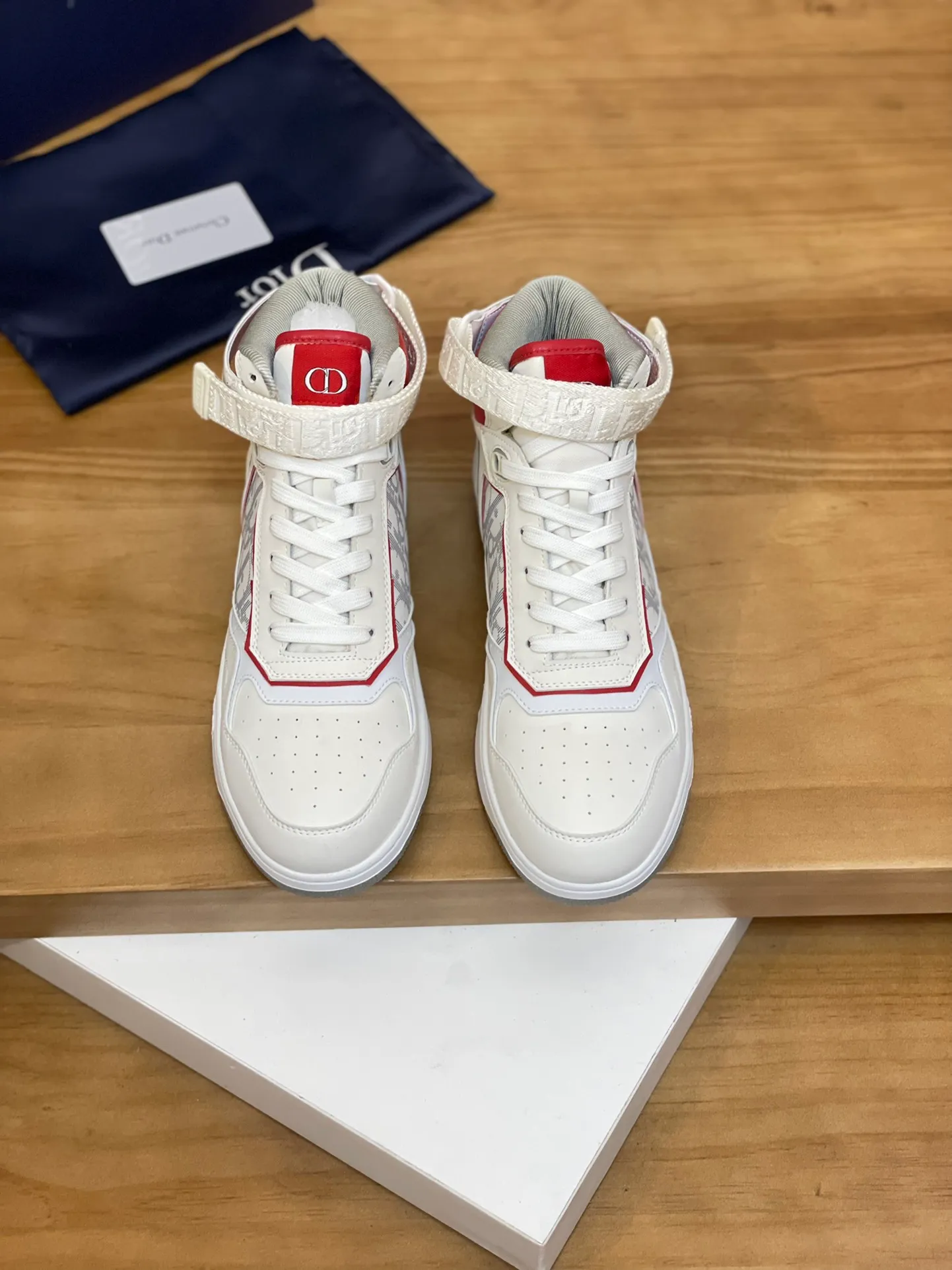 Men's shoes: 💰P460¥ Product trademark: Dior* "Dior*" high-top casual shoes Regular size: 38-44 (can be customized to 45.46) Product materials: Upper imported cowhide stitched with original fabric, breathable lining, original outsole. Number: 1006